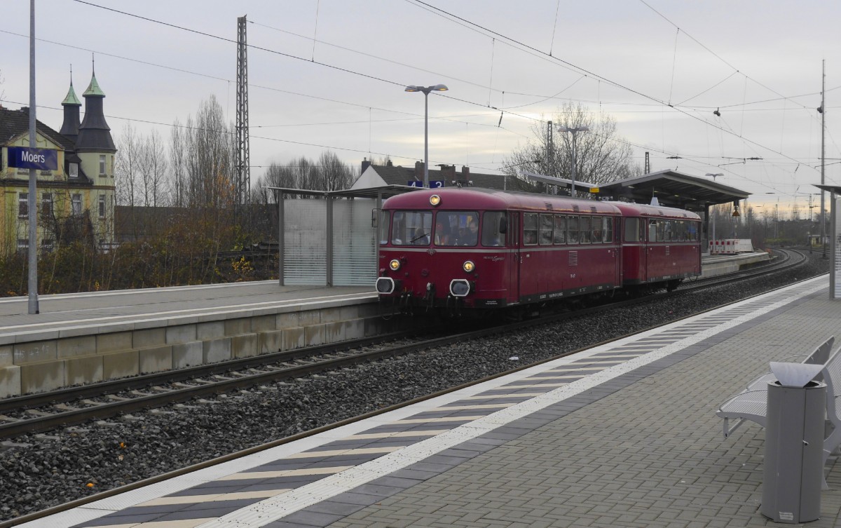 Der Revier-Sprinter (798 677 und 798 007) auf seiner Sonderfahrt zum Weihnachtsmarkt in Xanten bei einem kurzen Zwischenhalt in Moers (12.12.15).
