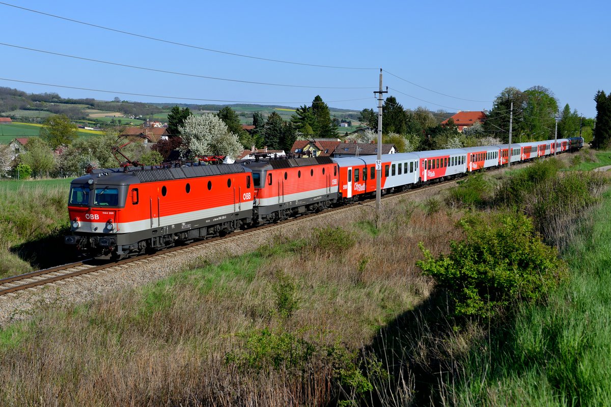Der REX 2176 von Wien Franz-Josefs-Bahnhof nach Sigmundsherberg ist vermutlich Österreichs längster CityShuttle. Planmäßig weist diese Leistung zehn Wagen auf, es handelt sich hierbei um zwei zusammengekuppelte Wendezug-Garnituren. Das ist auch der Grund, warum dieser Zug mit zwei Loks geführt wird. Zumeist sind dies Maschinen der Baureihe 1142 und 1144. Am 20. April 2016 fuhr mir der REX 2176 bei Glaubendorf im Weinviertel vor die Linse, Zugloks waren die frisch aus der HW Linz entlassene 1144.269 und die 1144.107.