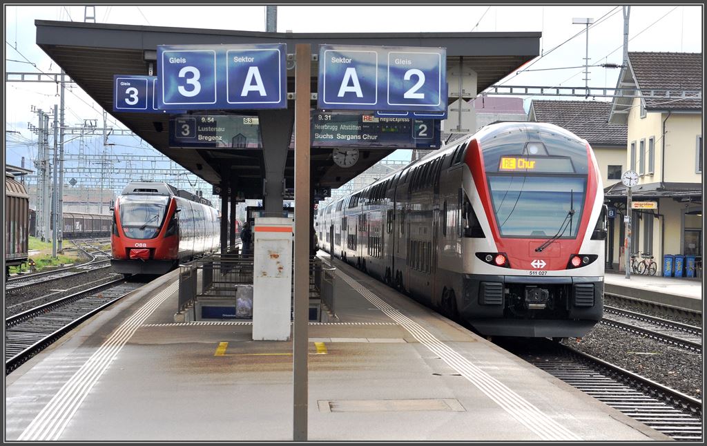 Der REX3809 mit 511 027 nach Chur ist in St.Margrethen eingefahren. Daneben wartet die S3 5762 mit 4024 034-3 nach Bregenz. (05.11.2013)