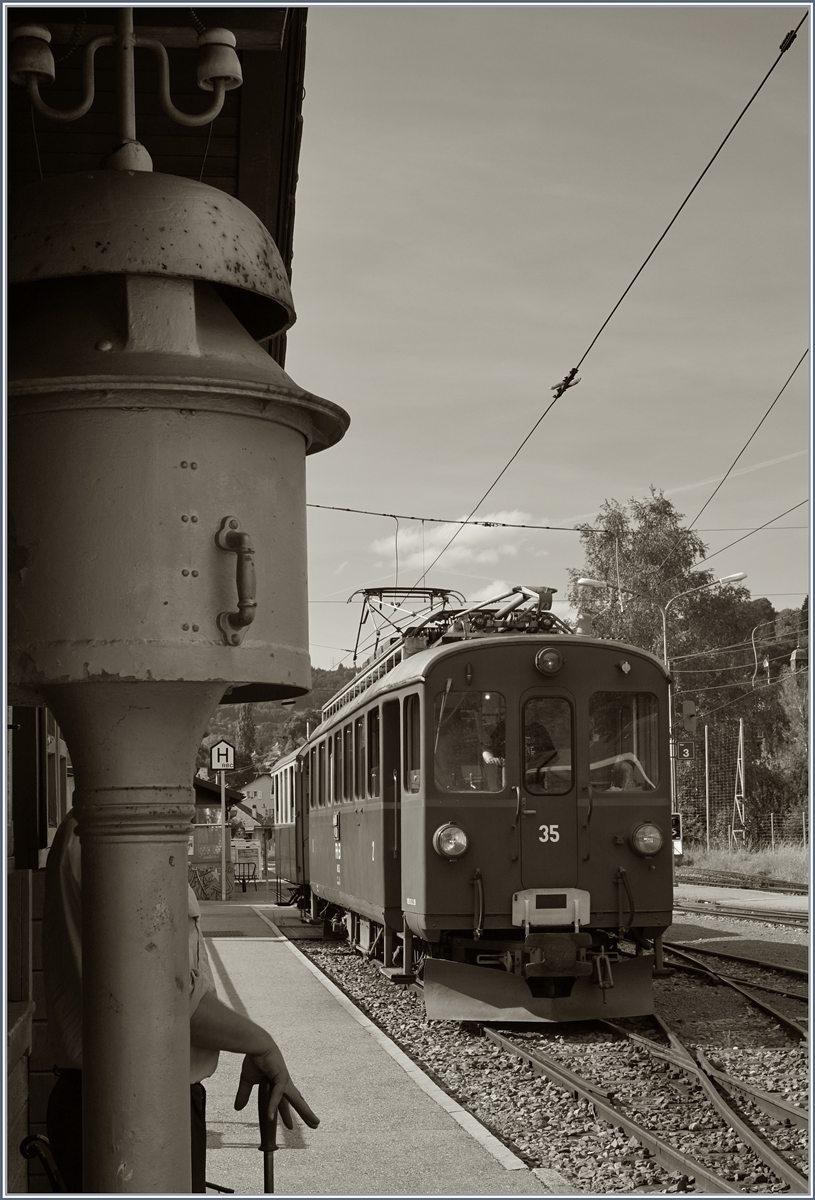 Der RhB ABe 4/4 35 in Blonay wartet als letzter Zug des Tages auf die Abfahrt nach Chaulin. 
1. August 2016