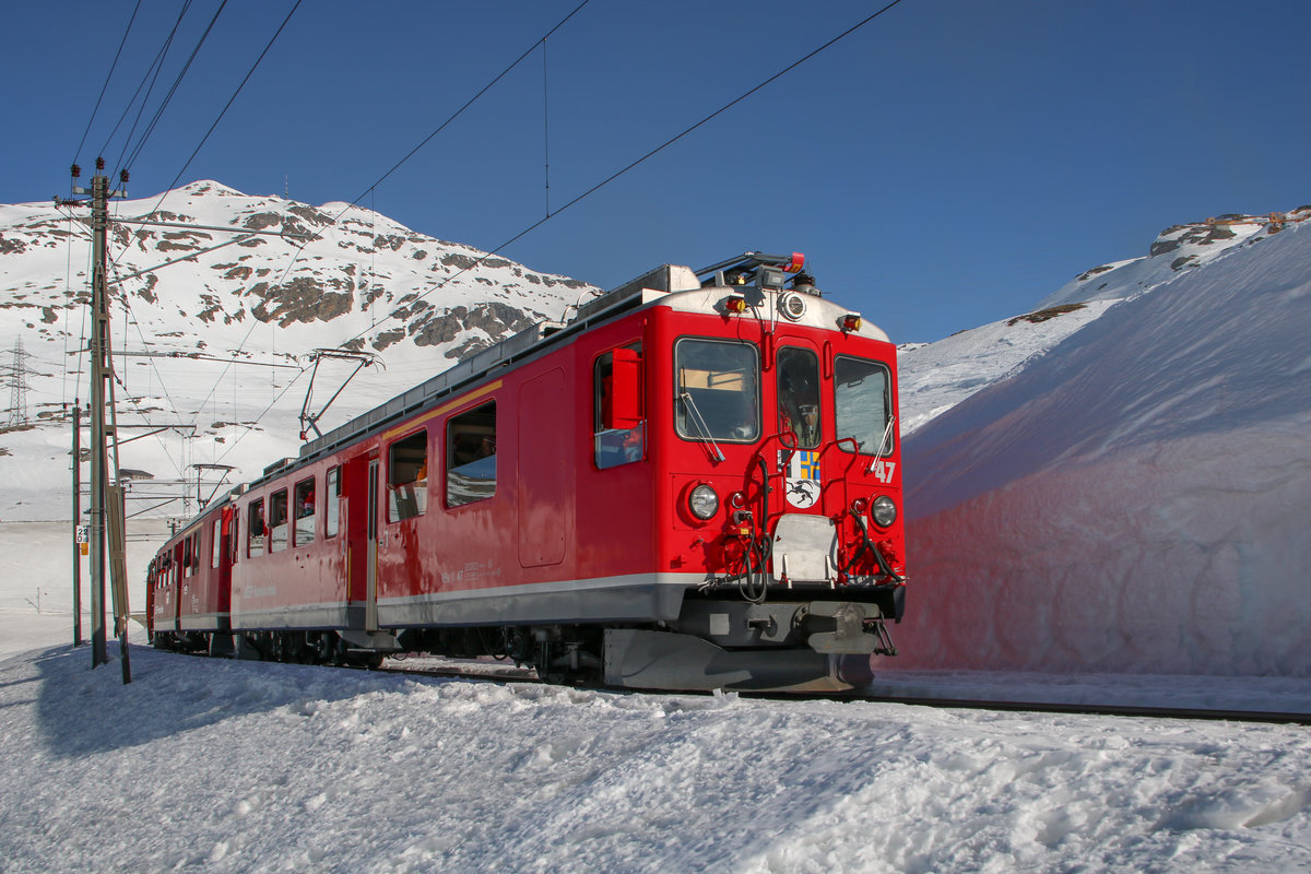 Der Rhb ABe 4/4 II 47 fährt als Fotografenzug am 24.02.2019 in den Bahnhof Ospizio Bernina ein.