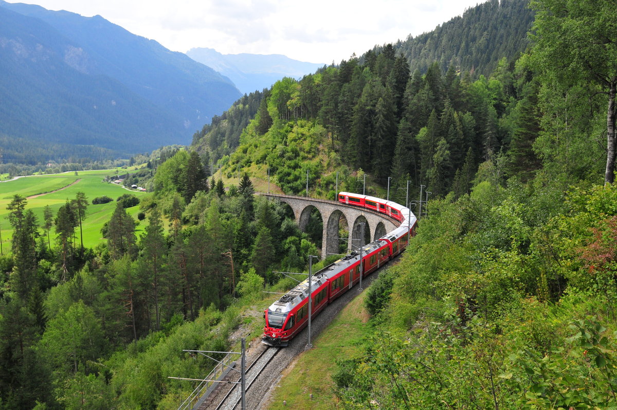 Der RhB ABe 8/12 3511 Triebzug fährt über das Schmittentobelviadukt, bevor es dann gleich über das Landwasserviadukt geht am 22.08.2018