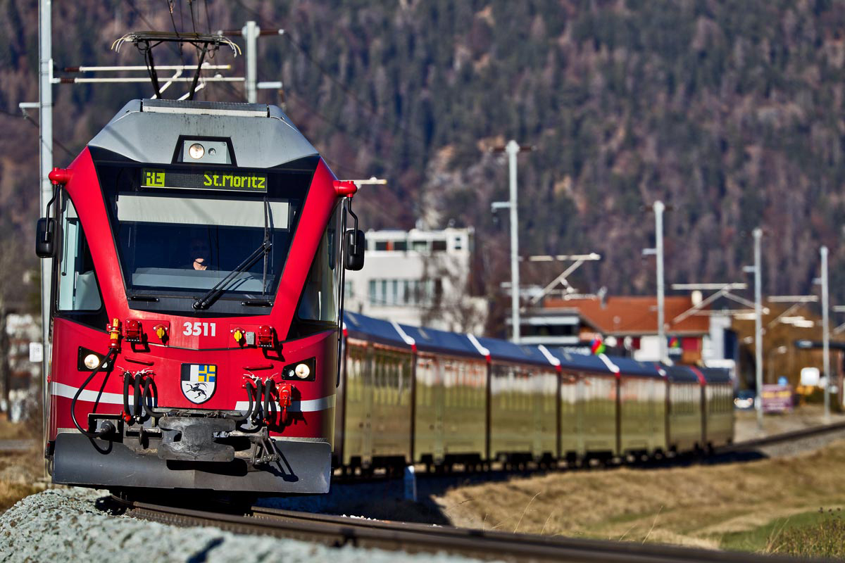 Der RhB ABe 8/12 3511 Triebzug fährt in Rhäzüns mit einem RE aus Chur nach St.Moritz vorüber.Bild vom 17.12.2016