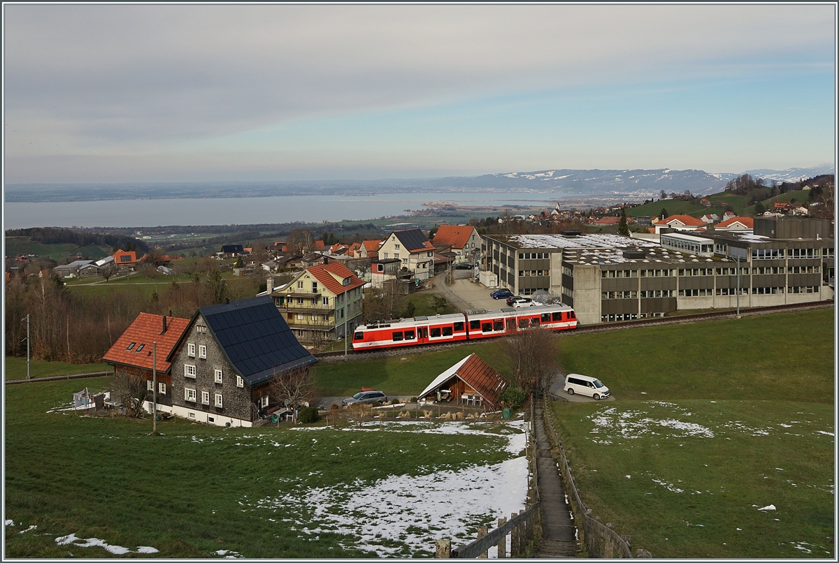 der RHB BDeh 3/6 N° 25 hat Heiden verlassen und fährt nun in Richtung Rorschach, doch der Blick gleitet weit übers Appenzellerland hinaus, über den östlichen Bodensee nach Bregenz, Lindau Friedrichshafen; doch es sollten noch gut fünf Monate vergehen, bis ich mir weit in der Ferne gesehenes genauer vor Ort anschauen konnte.

23. März 2021