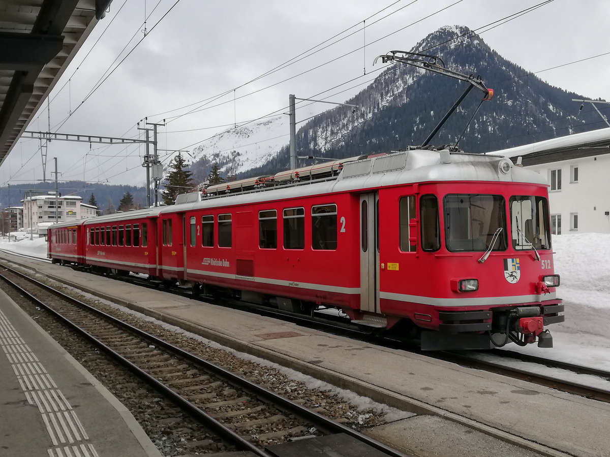 Der RhB Be 4/4 512 steht am 22.02.2019 in Davos Dorf zur Abfahrt richtung Klosters bereit. 