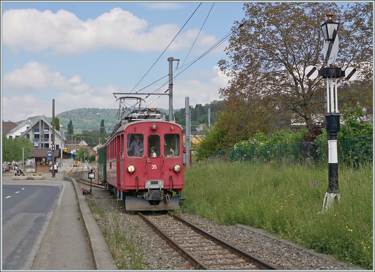 Der RhB Bernina Bahn ABe 4/4 I N° 35 verlässt Blonay in Richtung Chamby und passiert in Kürze das Ausfahrsignal von Blonay (Hippschen Wendescheibe). 

7. Mai 2022
