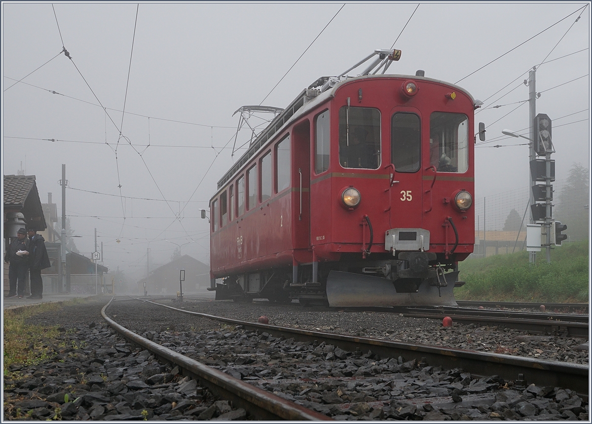 Der RhB Bernina-Bahn ABe 4/4 I N° 35 wartet in Blonay auf die Rückfahrt nach Chaulin. 

8. Juni 2019