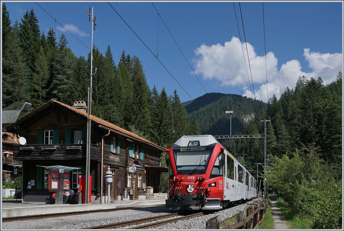 Der RhB Regionalzug 1828 von Filisur nach Davos Platz beim Halt vor der schmucken Station von Davos Wiesen.
12. Sept. 2016