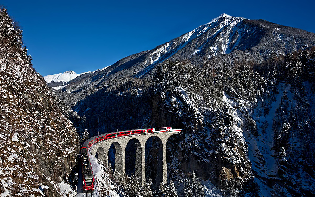 Der RhB Triebzug ABe 8/12 3501 fährt mit einem Re aus St.Moritz nach Chur über das Landwasserviadukt in Filisur.Bild vom 9.1.2017
