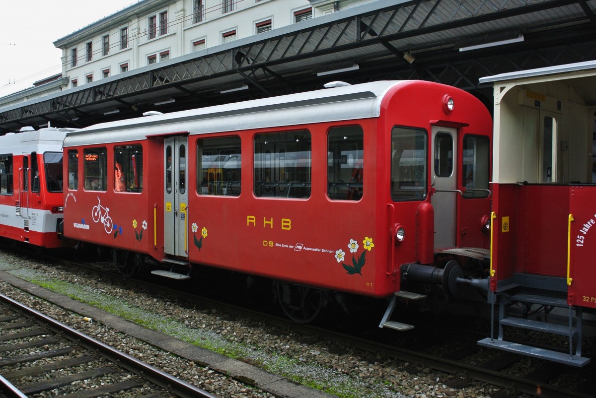 Der RHB Velowagen D9 in einem Regionalzug in Rorschach, 20.10.2013.