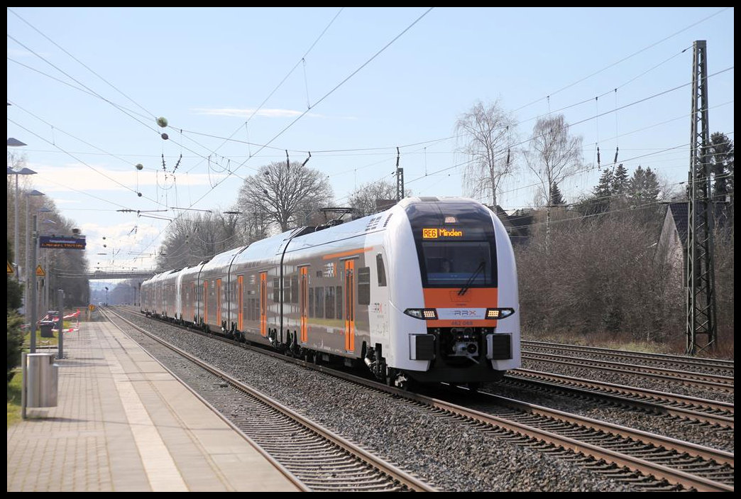 Der Rhein Ruhr Express ist hier mit dem Triebwagen 462068 als RE 6 am 19.3.2021 um 11.15 Uhr in Hiddenhausen Schweicheln unterwegs nach Minden.