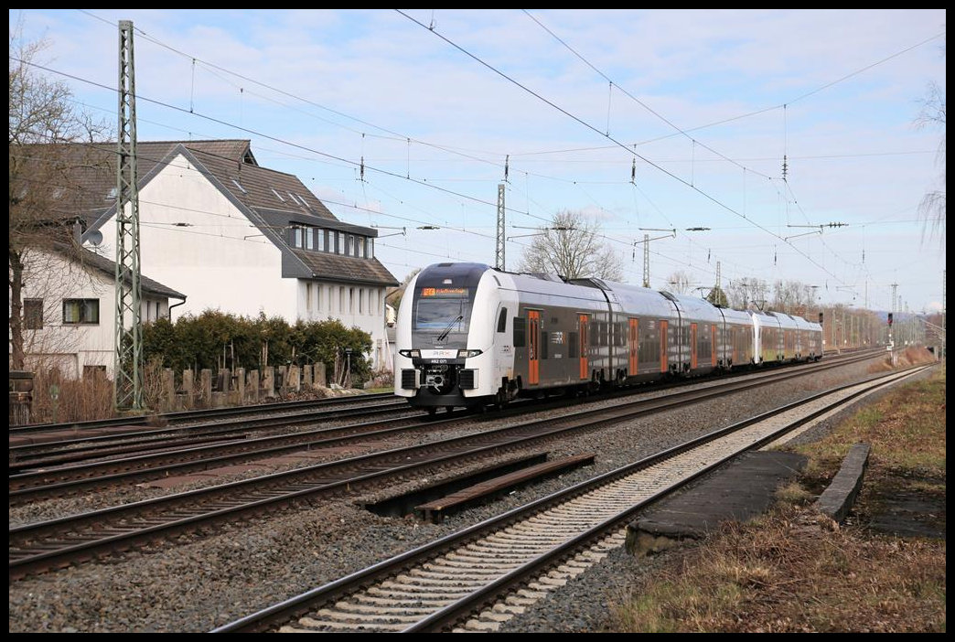Der Rhein Ruhr Express Triebwagen 462071 ist hier als RE 6 am 19.3.2021 um 11.49 Uhr in Hiddenhausen Schweicheln unterwegs zum Zielbahnhof Flughafen Köln Bonn!