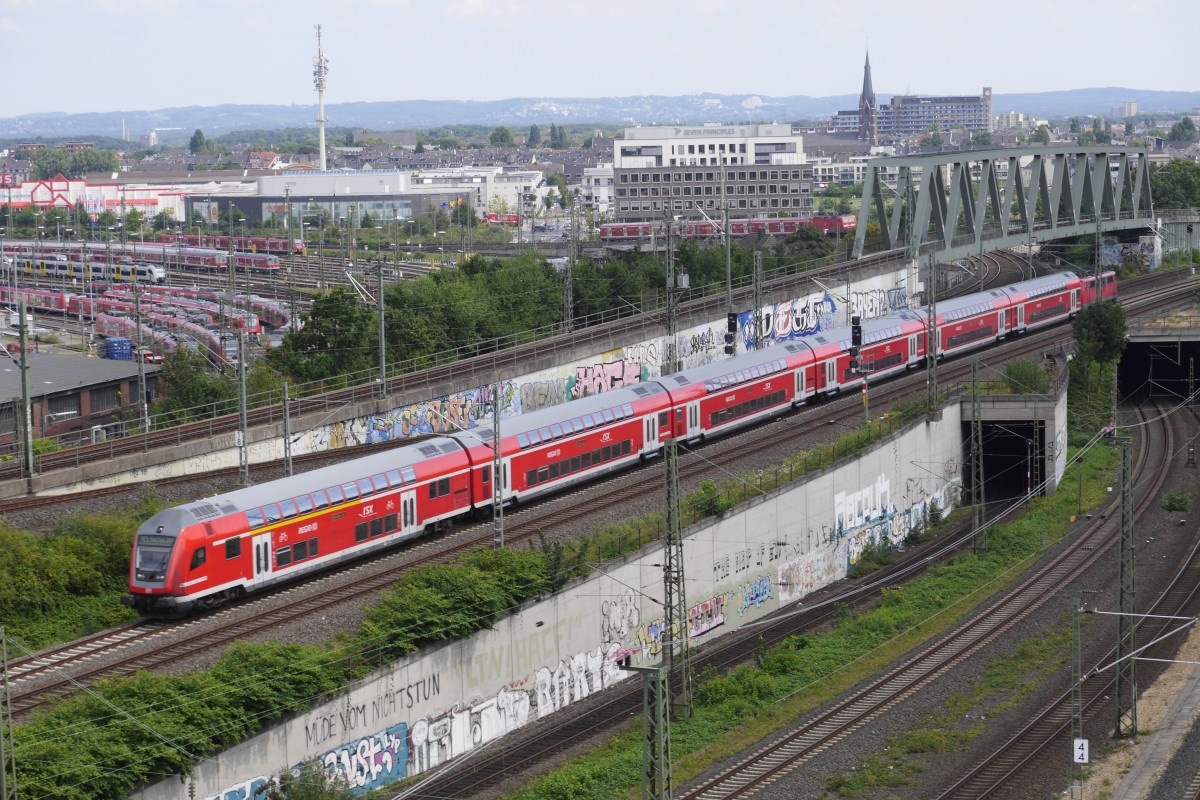 Der Rhein-Sieg-Express aus sechs Doppelstockwagen wurde am 6.8.14 statt von der vorgesehenen 120.2 von einer 111 geschoben und hatte prompt ca. 10 Minuten Verspätung. Hier aufgenommen bei der Einfahrt nach Köln Messe Deutz.