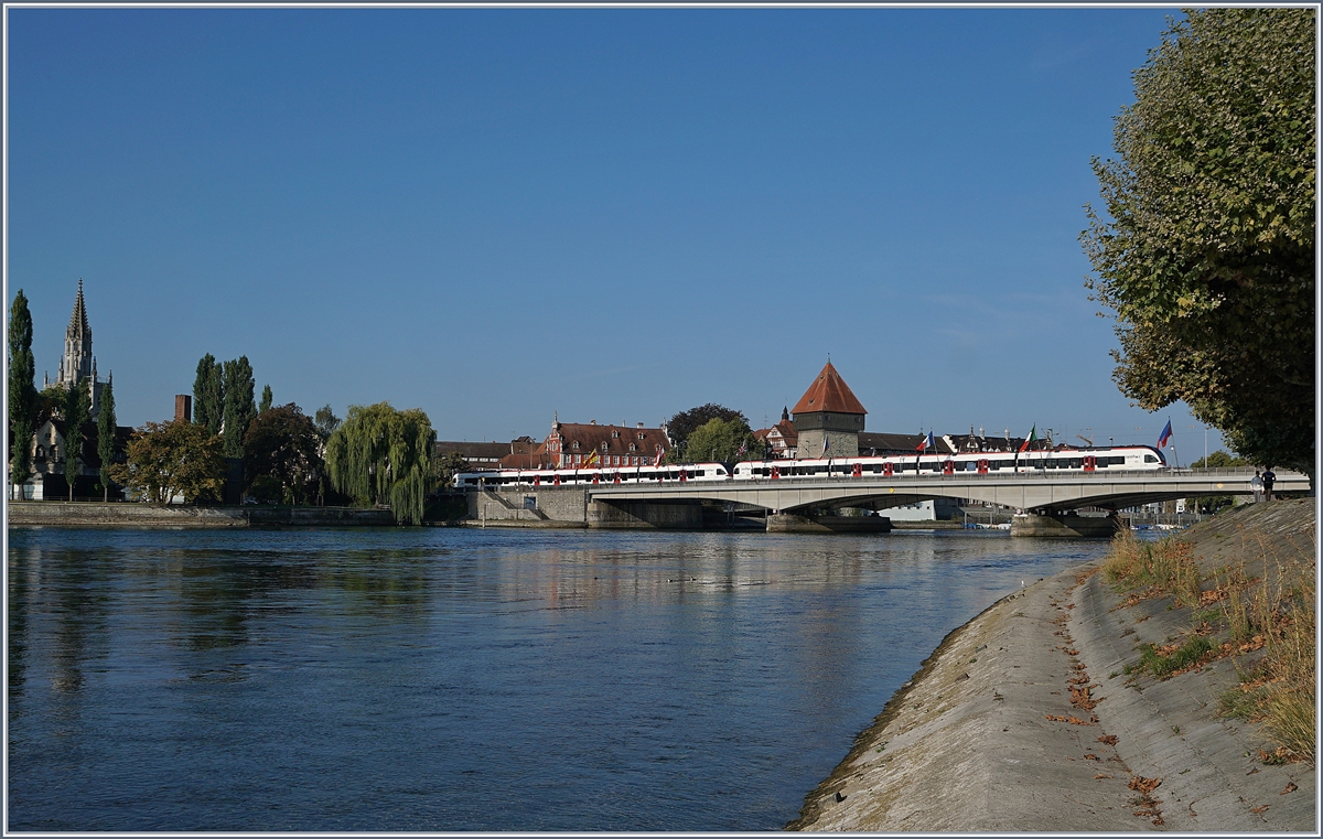 Der Rhein verbindet, der Rhein trennt; doch Brücken überwinden die Trennung. Hier ein weiters Bild der Seebrücke von Konstanz, welches im Gegensatz zum ersten nicht die Breite der Brücke unterstreicht, sondern die Brücke in ihrer fast gesamten Länge zeigt und im Moment der Aufnahmen von zwei SBB Flirts RABe 521 befahren wird.

19. Sept. 2018
