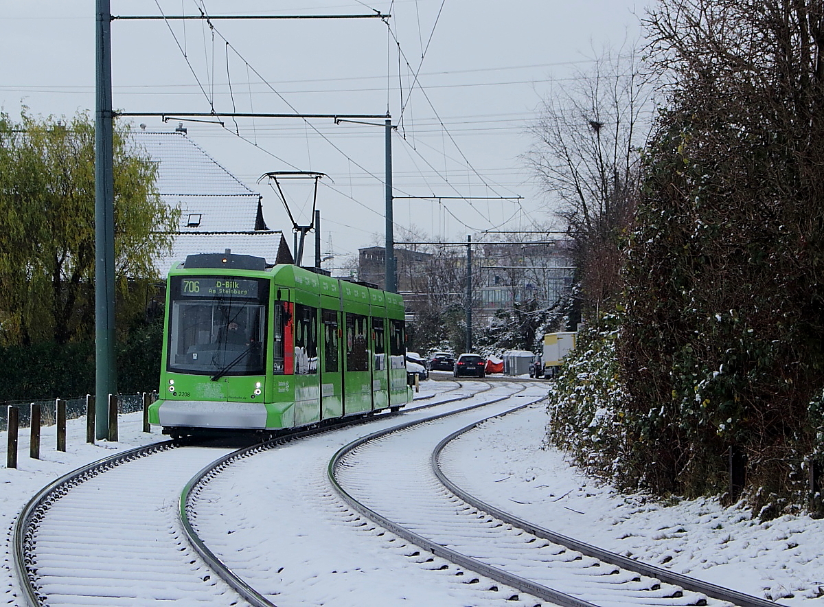 Der Rheinbahn-NF8 2208 hat am 09.12.2017 die Haltestelle Hammer Dorfstraße verlassen und fährt weiter in Richtung Innenstadt