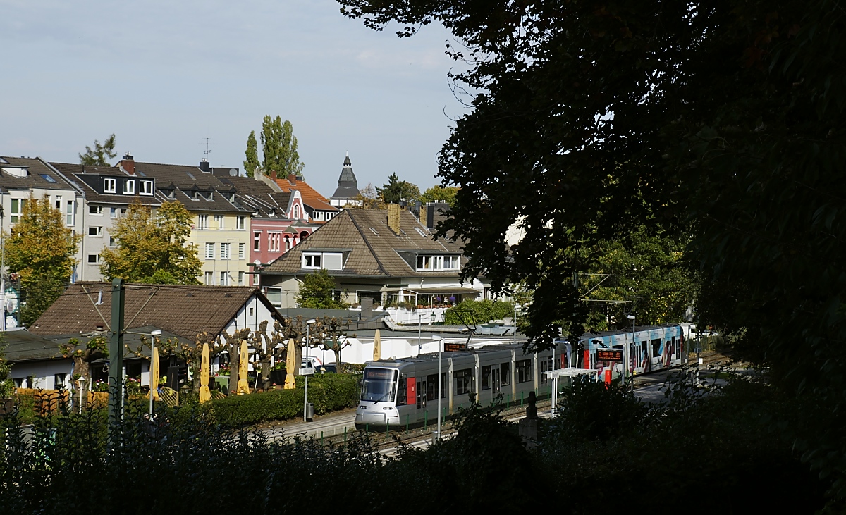 Der Rheinbahn-NF8U 3347 und ein weiterer NF8U kommen am 14.10.2019 als Linie U 72 von Ratingen zur Hellriegelstraße in der Haltestelle Oberrath an. Zwischen den Haltestellen Rather Broich und Hubertushain verkehrt diese Linie auf der ehemaligen Trasse der Bergisch-Märkischen Eisenbahn, bei dem heute als Restaurant genutzten Gebäude links im Vordergrund handelt es sich um das frühere Bahnhofsgebäude.