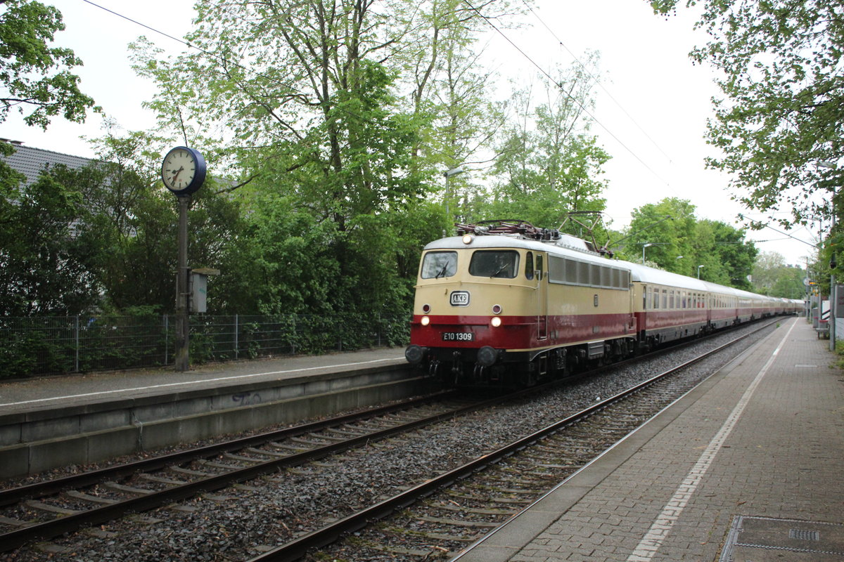 Der Rheingold mit der E10 1309 auf dem Weg nach Andernach, fotografiert am 27.04.2019 um 08:40Uhr in Solingen Vogelpark.