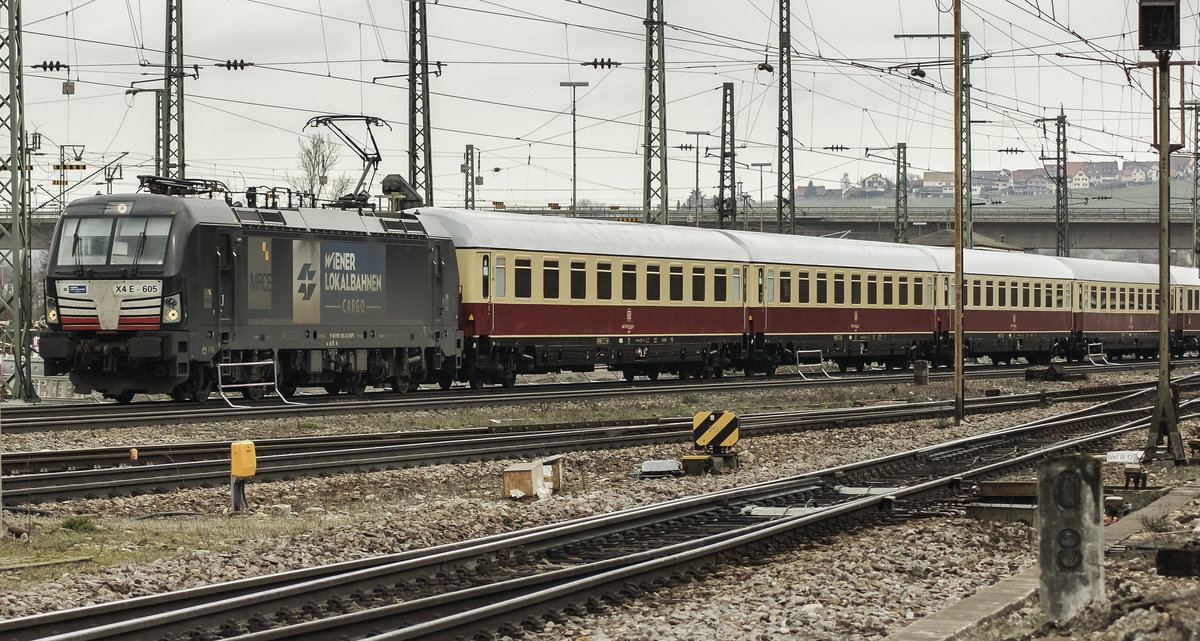 Der Rheingoldexpress, gezogen von der 193 605-3 (Wienerlokalbahnen Cargo) am 29.03.18 bei der Durchfahrt Weil am Rhein.