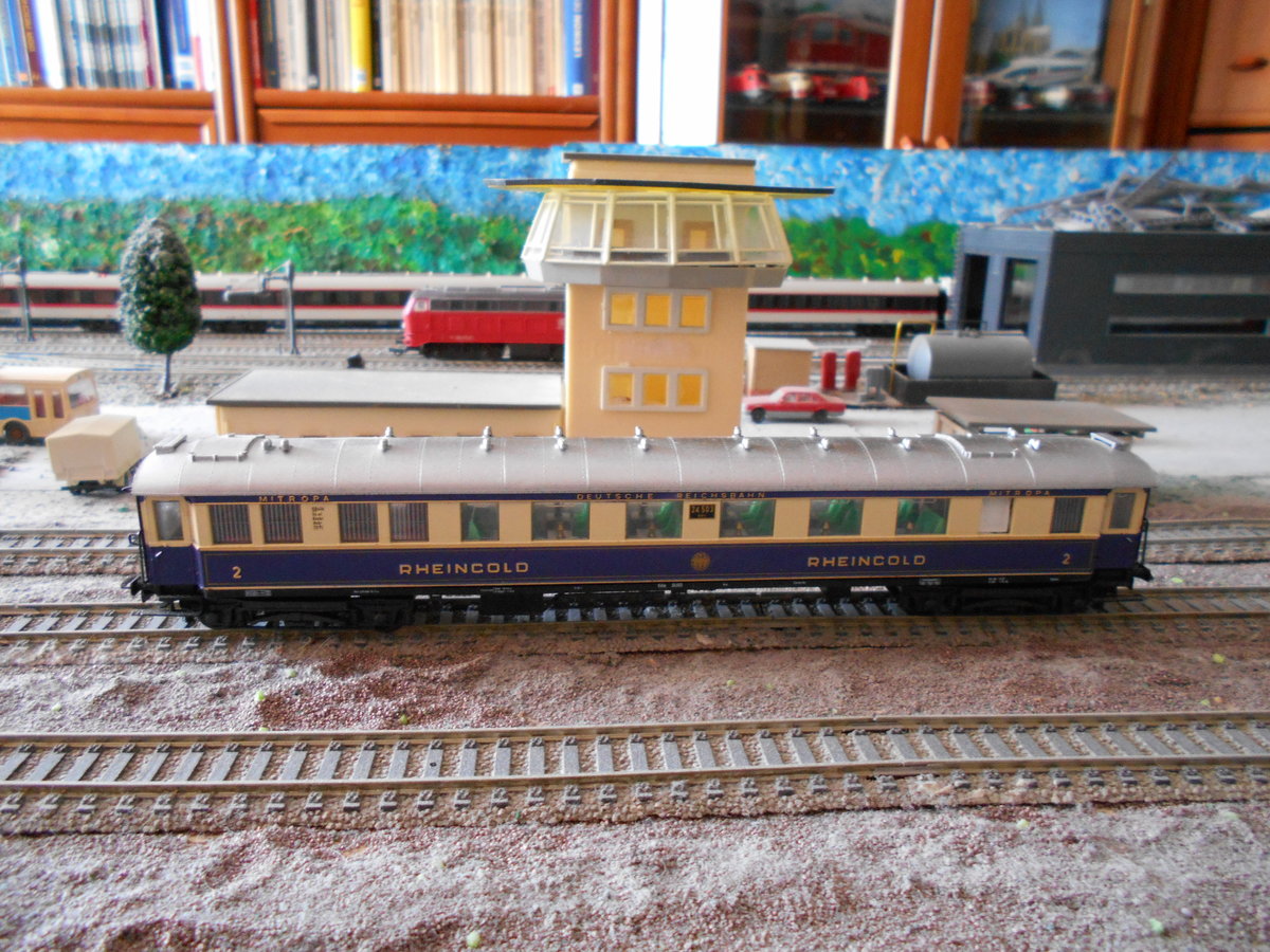 Der Rheingoldspeisewagen,von Liliput,in H0,auf meiner Anlage am 01.Juli 2018.