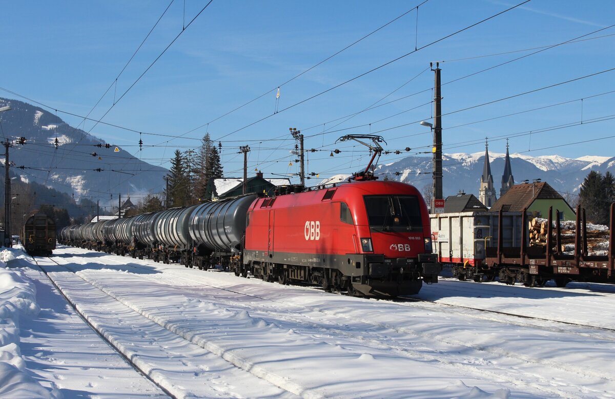 Der RID49986 von Graz Vbf nach Passau Gbf und weiter nach Ingolstadt fuhr am 10.2.2022 mit der 1016 003 durch das Gesäuse und kam in Admont kurz zum Stehen.