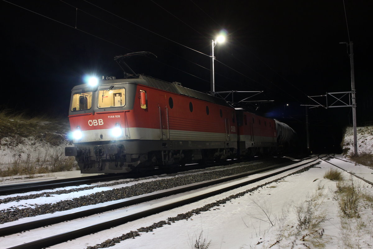 Der RID57709 von Stadlau nach Graz Vbf steht in der Nacht des 5.12.2020 in Semmering Unterwerk und wartet nach dem Abkuppeln des Nachschiebetriebfahrzeugs auf die Weiterfahrt.