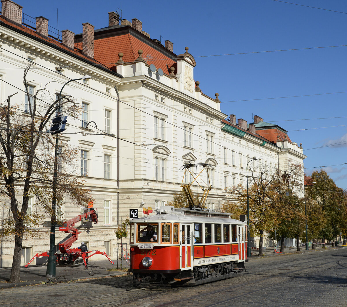 Der Ringhoffer DSM-Triebwagen 2172 drehte am 22. Oktober 2021 seine Runden auf der Nostalgielinie 42, und wurde von mir vor der  
Dlabačov Kaserne fotografiert.