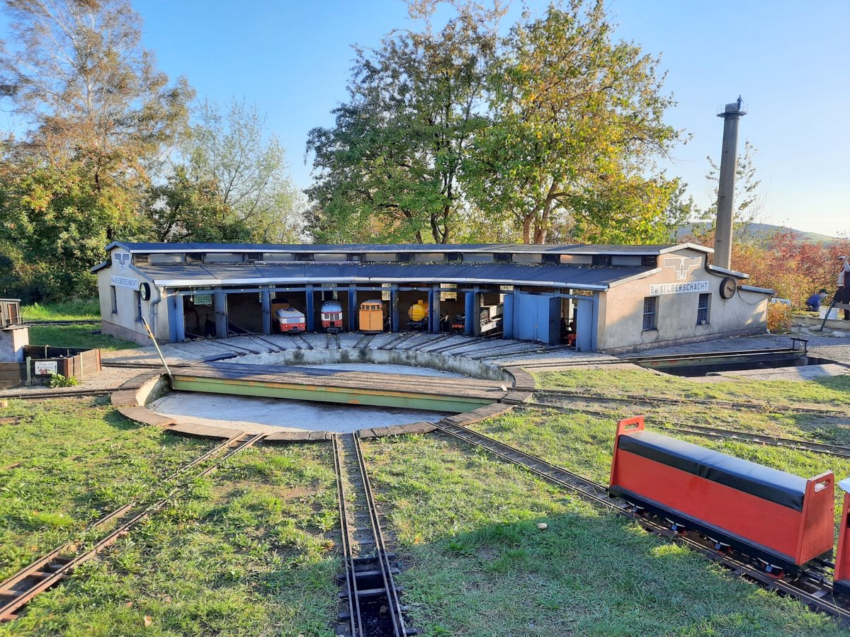 Der Ringlokschuppen vom Bw Silberschacht, am 24.10.2020 im Modellbaupark Auenhain in Markleeberg.