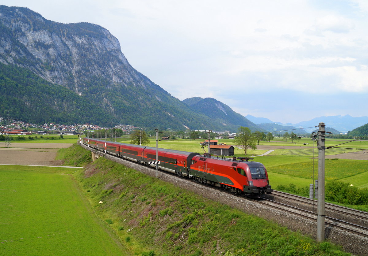 Der RJX 564  OS 3509 VIE-LZS  passiert am 25. Mai 2019 auf seinem Weg von Flughafen Wien nach Innsbruck Hbf das Unterinntal bei Langkampfen.