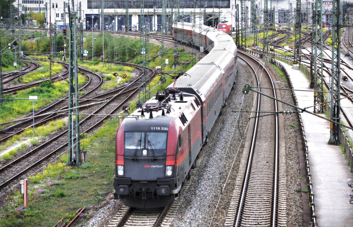 Der RJX 62 (Linie 90) mit der 1116 230 der ÖBB (Österreichische Bundesbahnen) bei seiner Einfahrt in den Münchner Hbf mit einer leichten Verspätung nach einer relativ langen Fahrt von Budapest-Keleti aus.