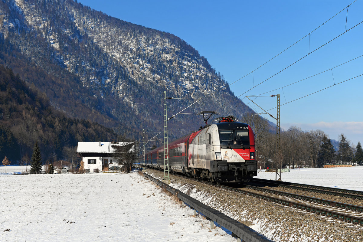 Der RJX 662 von Flughafen Wien Bahnhof nach Dornbirn wurde am 12. Februar 2020 von der Demokratie-Lok 1116.200 gezogen. Bei Niederaudorf konnte ich den Railjet in leicht  angezuckerter  Landschaft aufnehmen.