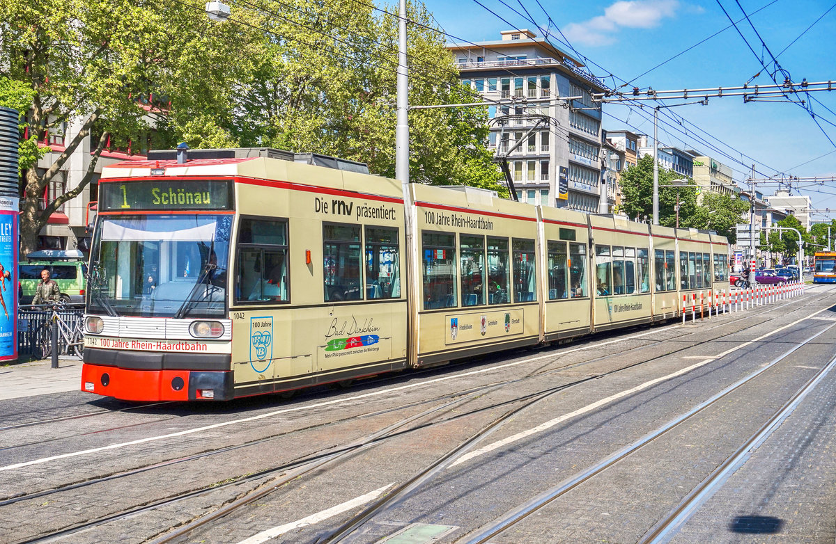 Der rnv-Tramwagen 1042  100 Jahre Rhein-Haardtbahn , fährt kurz vor der Haltestelle Mannheim Hauptbahnhof vorüber.
Unterwegs war die Garnitur auf der Linie 1 (MA-Rheinau, Bahnhof - Schönau, Endstelle).
Aufgenommen am 20.4.2017.