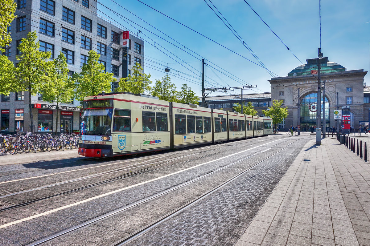 Der rnv-Tramwagen 1042  100 Jahre Rhein-Haardtbahn , fährt kurz nach der Haltestelle Mannheim Hauptbahnhof vorüber.
Unterwegs war die Garnitur auf der Linie 1 (Schönau, Endstelle - MA-Rheinau, Bahnhof).
Aufgenommen am 20.4.2017.