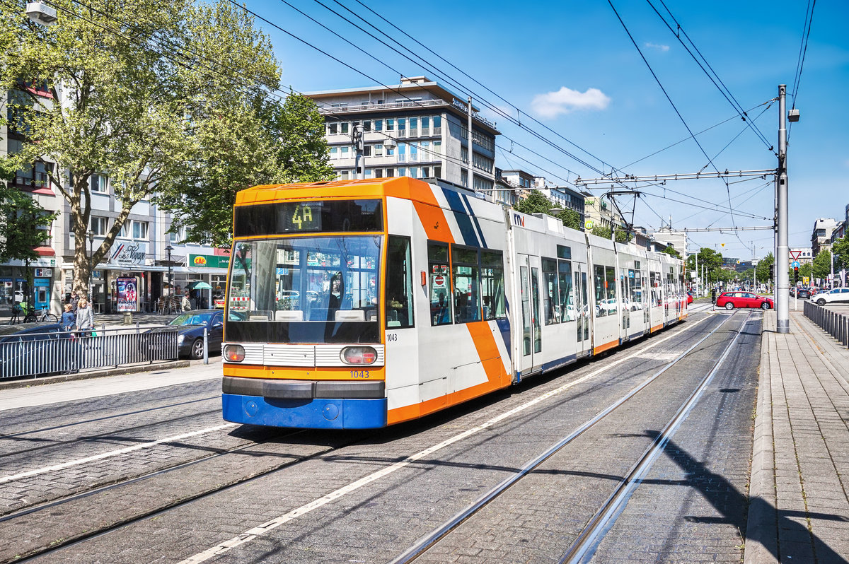 Der rnv-Tramwagen 1043, fährt am 20.4.2017, kurz nach der Haltestelle Mannheim, Hauptbahnhof vorüber.
Unterwegs war die Garnitur auf der LInie 4A (Bad Dürkheim, Bahnhof - Mannheim, Hauptbahnhof - Mannheim, Rosengarten - Käfertal, Käfertaler Wald).