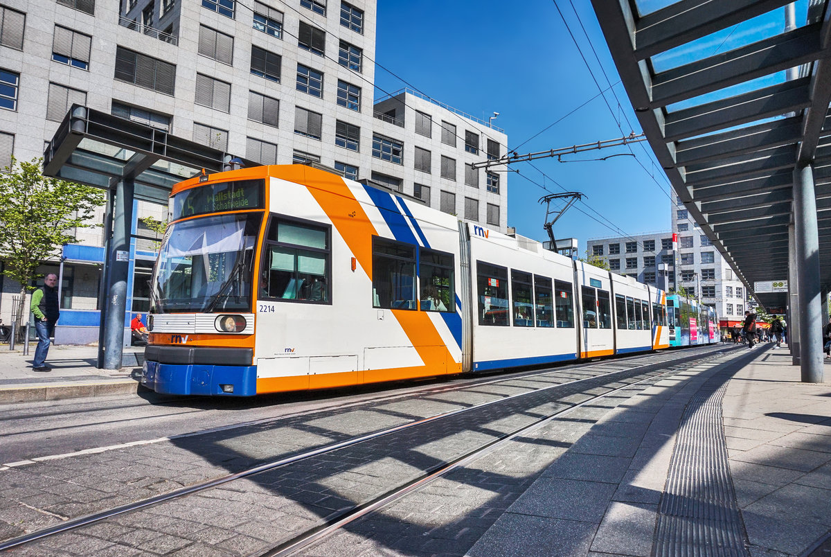 Der rnv-Tramwagen 2214 wartet in der Haltestelle Mannheim, Hauptbahnhof, auf die Abfahrt als Linie 15 (Mannheim, Hauptbahnhof - Käfertal, Bahnhof - Wallstadt, Ost).
Aufgenommen am 20.4.2017.