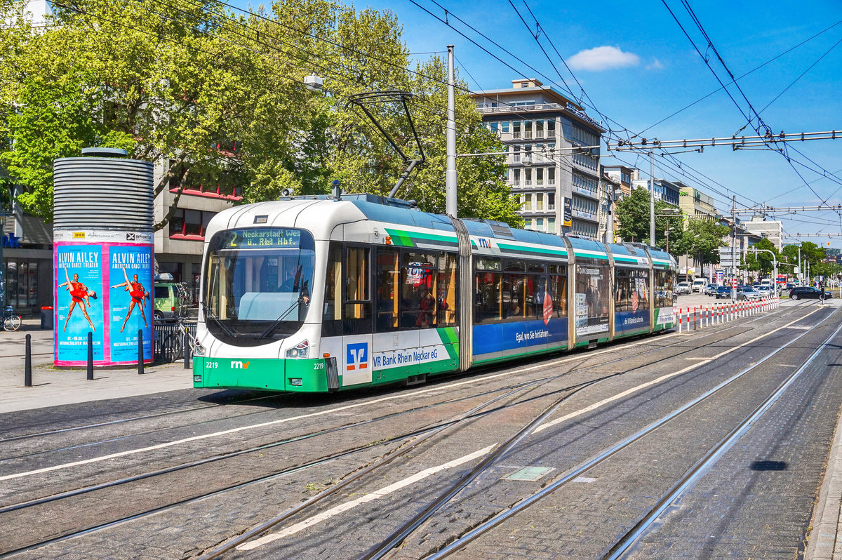 Der rnv-Tramwagen 2219, fährt kurz vor der Haltestelle Mannheim Hauptbahnhof vorüber.
Unterwegs war die Garnitur auf der Linie 2 (Feudenheim, Endstelle - Neckarstadt West).
Aufgenommen am 20.4.2017.