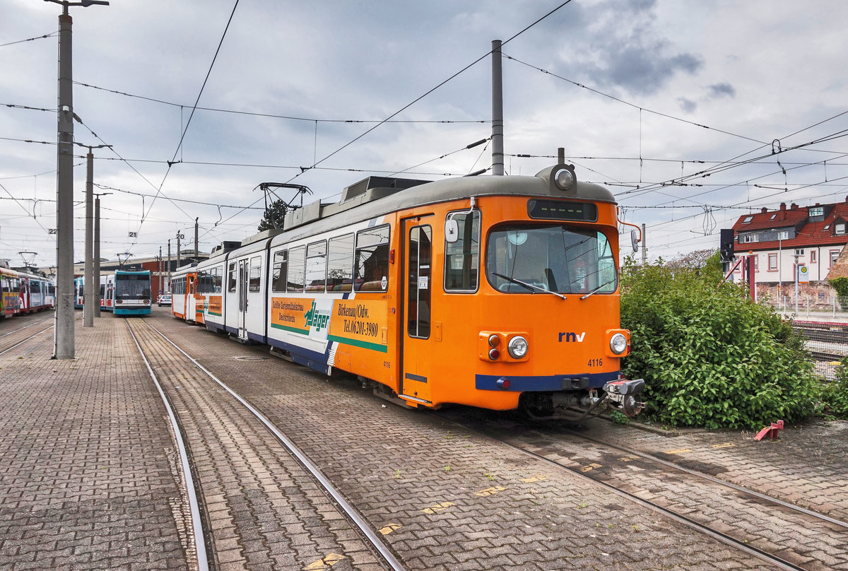 Der rnv-Tramwagen 4116 steht am 15.4.2017 im Betriebshof Käfertal.
(Innerhalb der gelben Linie ist der Aufenthalt von Fußgängern gestattet)