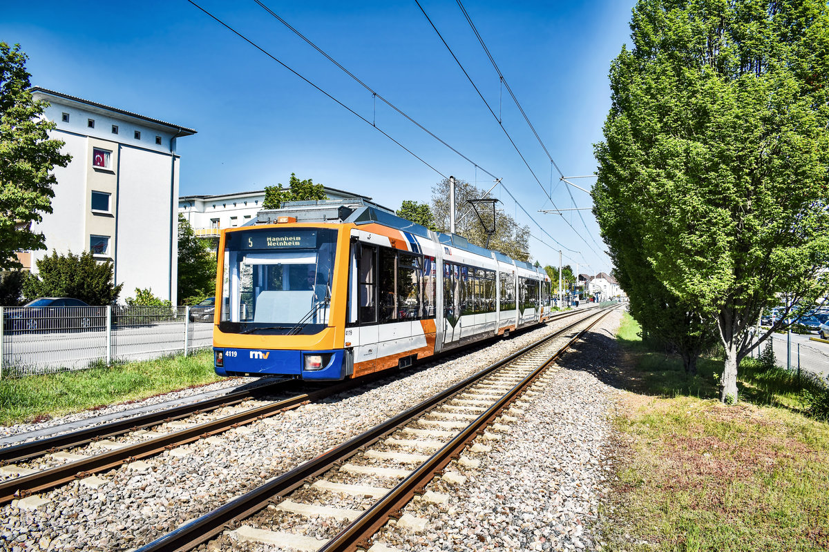 Der rnv-Tramwagen 4119, fährt als Linie 5 (Weinheim, Händelstraße - Mannheim - Heidelberg - Weinheim, Alter OEG-Bahnhof), nahe der Haltestelle Viernheim, Tivoli (RNZ) vorüber.
Aufgenommen am 20.4.2019.