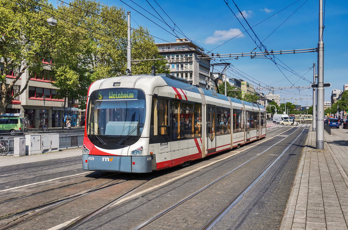 Der rnv-Tramwagen 4129, fährt kurz vor der Haltestelle Mannheim Hauptbahnhof vorüber.
Unterwegs war die Garnitur auf der Linie 5 (Schriesheim, Bahnhof - Weinheim, Alter OEG-Bahnhof).
Aufgenommen am 20.4.2017.