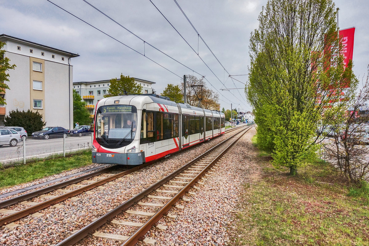 Der rnv-Tramwagen 4129 fährt nahe der Haltestelle Viernheim, Tivoli (RNZ) vorüber.
Unterwegs war die Garnitur auf der Linie 5 (Weinheim, Alter OEG-Bahnhof - Mannheim -
 Heidelberg - Weinheim, Alter OEG-Bahnhof).
Aufgenommen am 7.4.2017.