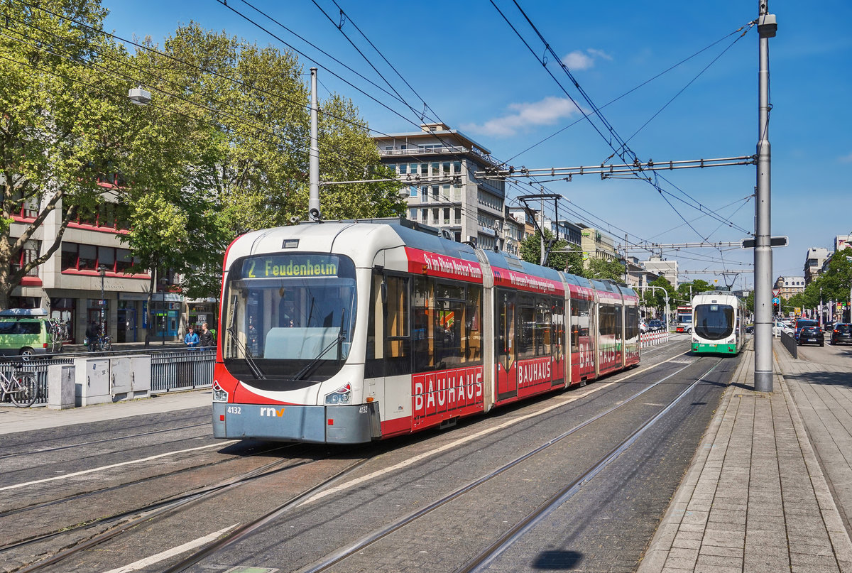 Der rnv-Tramwagen 4132, fährt kurz vor der Haltestelle Mannheim Hauptbahnhof vorüber.
Unterwegs war die Garnitur auf der Linie 2 (Neckarstadt West -
 Feudenheim, Endstelle).
Aufgenommen am 20.4.2017.