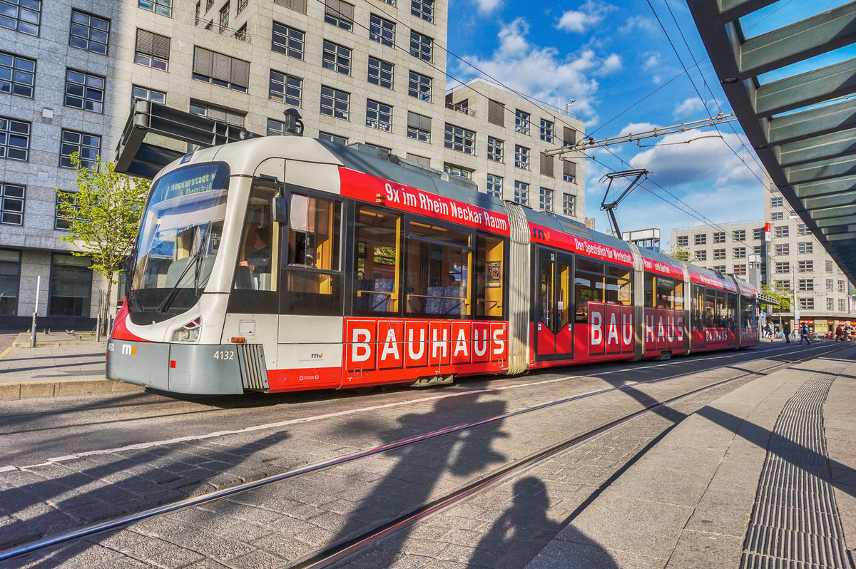 Der rnv-Tramwagen 4132, hält am 6.4.2017 in der Haltestelle Mannheim Hauptbahnhof.
Unterwegs war die Garnitur auf der Linie 2 (Feudenheim, Endstelle - Neckarstadt West). 
Aufgenommen am 6.4.2017.