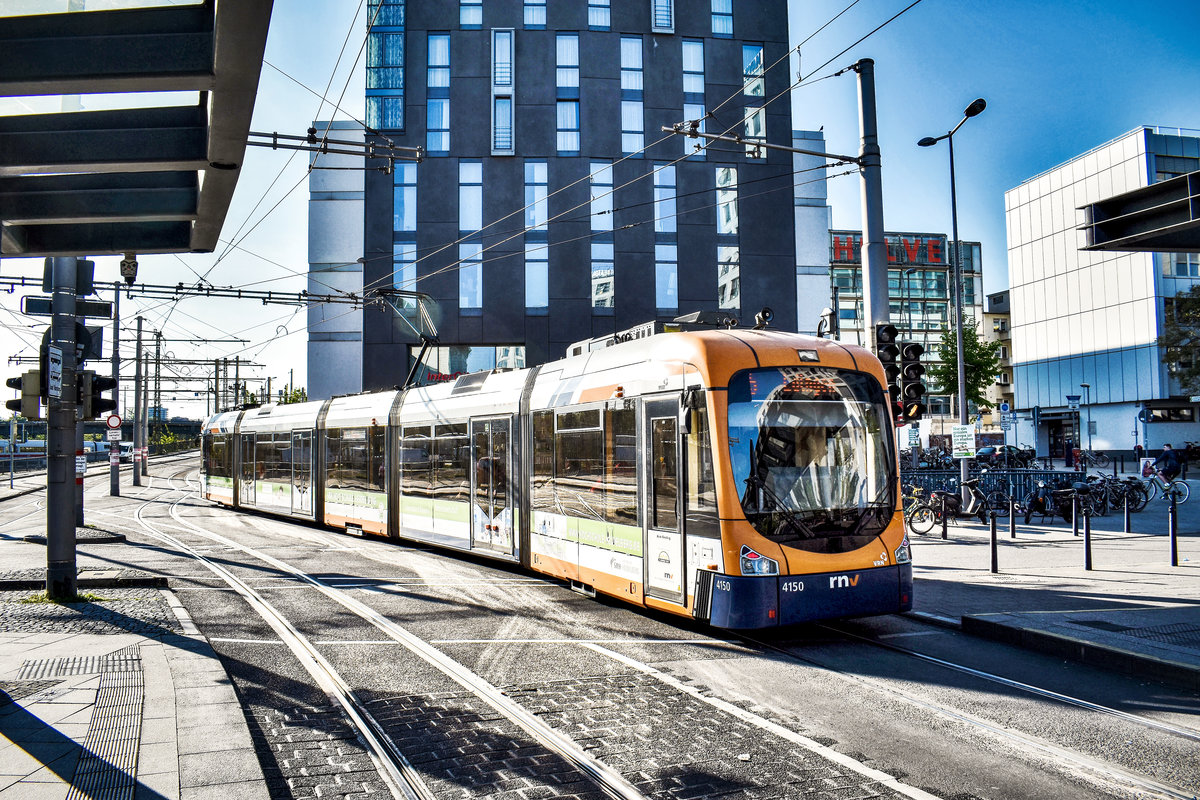 Der rnv-Tramwagen 4150, fährt als Linie 5 (Weinheim, Händelstraße  - Käfertal, Bahnhof - Edingen, Bahnhof), aus der Haltestelle Mannheim, Hauptbahnhof aus.
Aufgenommen am 19.4.2019.