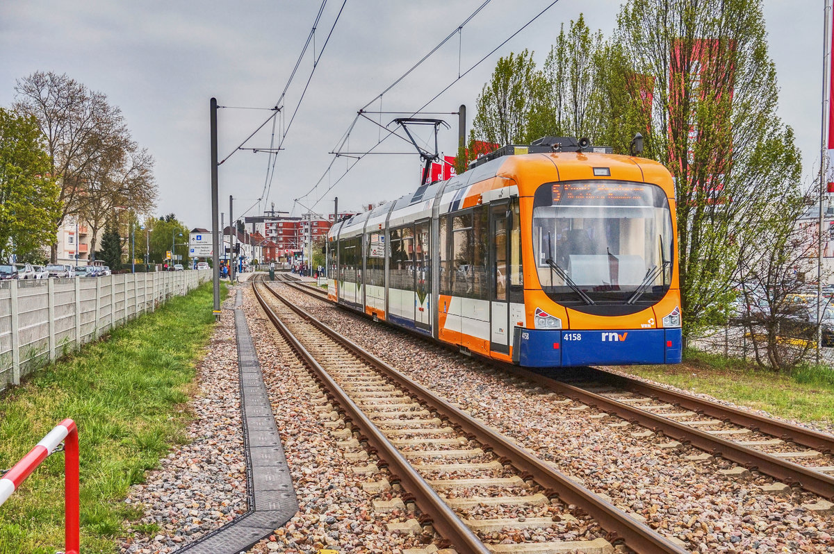 Der rnv-Tramwagen 4158 fährt in die Haltestelle Viernheim, Tivoli (RNZ)ein .
Unterwegs war die Garnitur auf der Linie 5 (Weinheim, Alter OEG-Bahnhof - Heidelberg - Mannheim - Weinheim, Alter OEG-Bahnhof).
Aufgenommen am 7.4.2017.