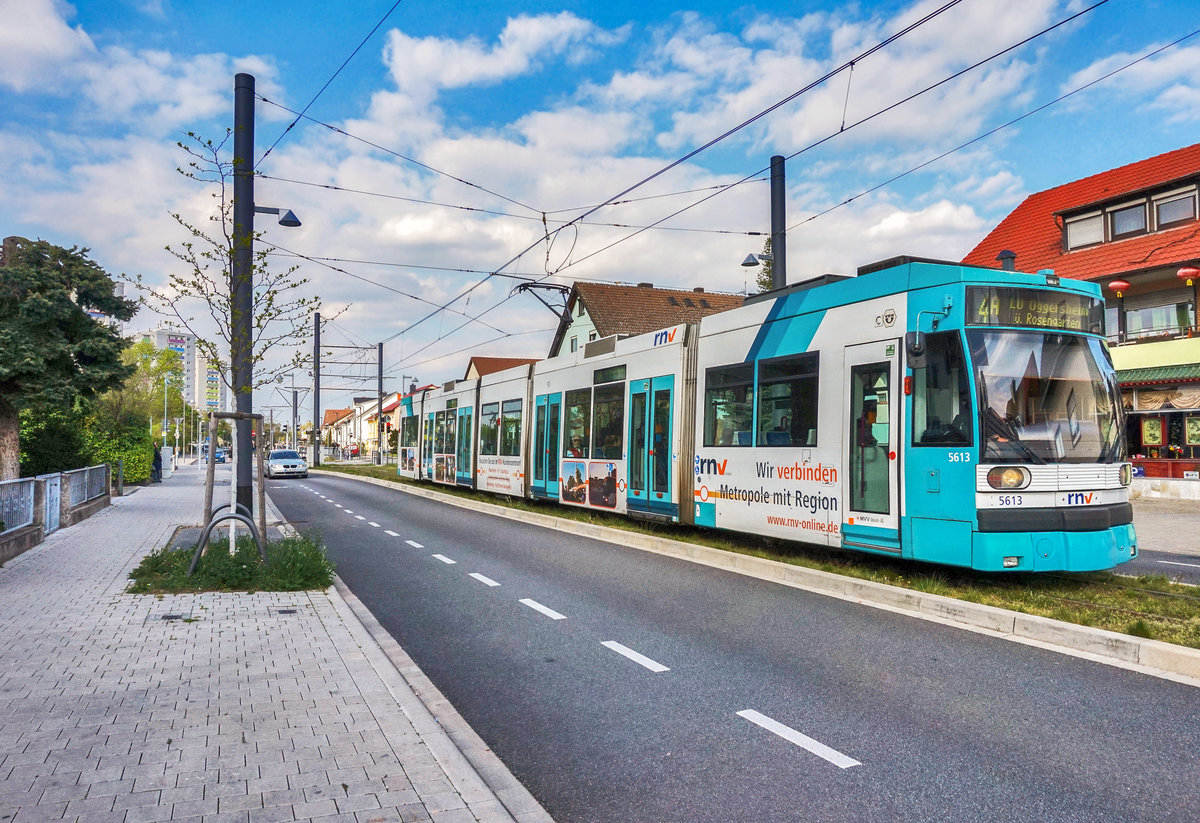 Der rnv-Tramwagen 5613, fährt am 14.4.2017, kurz nach der Haltestelle Käfertal, Speckweg vorüber.
Unterwegs war die Garnitur auf der Linie 4A (Käfertal, Käfertaler Wald - Mannheim, Rosengarten - Mannheim, Hauptbahnhof -
 Oggersheim, Endstelle).