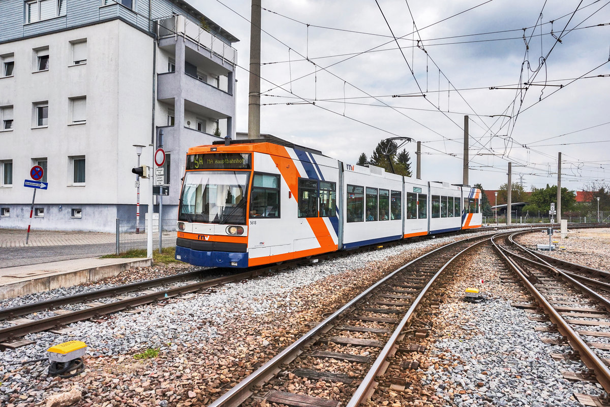 Der rnv-Tramwagen 5618 fährt am 14.4.2017, in den Bahnhof Käfertal ein.
Unterwegs war die Garnitur auf der Linie 5A (Heddesheim, Bahnhof (RNV) - Mannheim, Abendakademie).