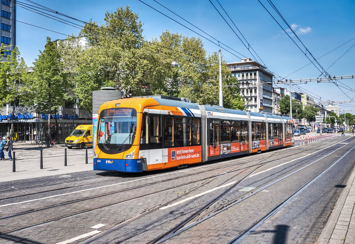 Der rnv-Tramwagen 5621, fährt am 20.4.2017, kurz vor der Haltestelle Mannheim Hauptbahnhof vorüber.
Unterwegs war die Garnitur auf der Linie 2 (Feudenheim, Endstelle - Neckarstadt West).