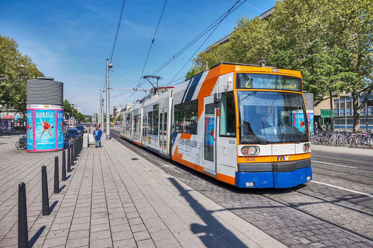 Der rnv-Tramwagen 5638, fährt kurz vor der Haltestelle Mannheim Hauptbahnhof vorüber.
Unterwegs war die Garnitur auf der Linie 2 (Feudenheim, Endstelle - Neckarstadt West).
Aufgenommen am 20.4.2017.