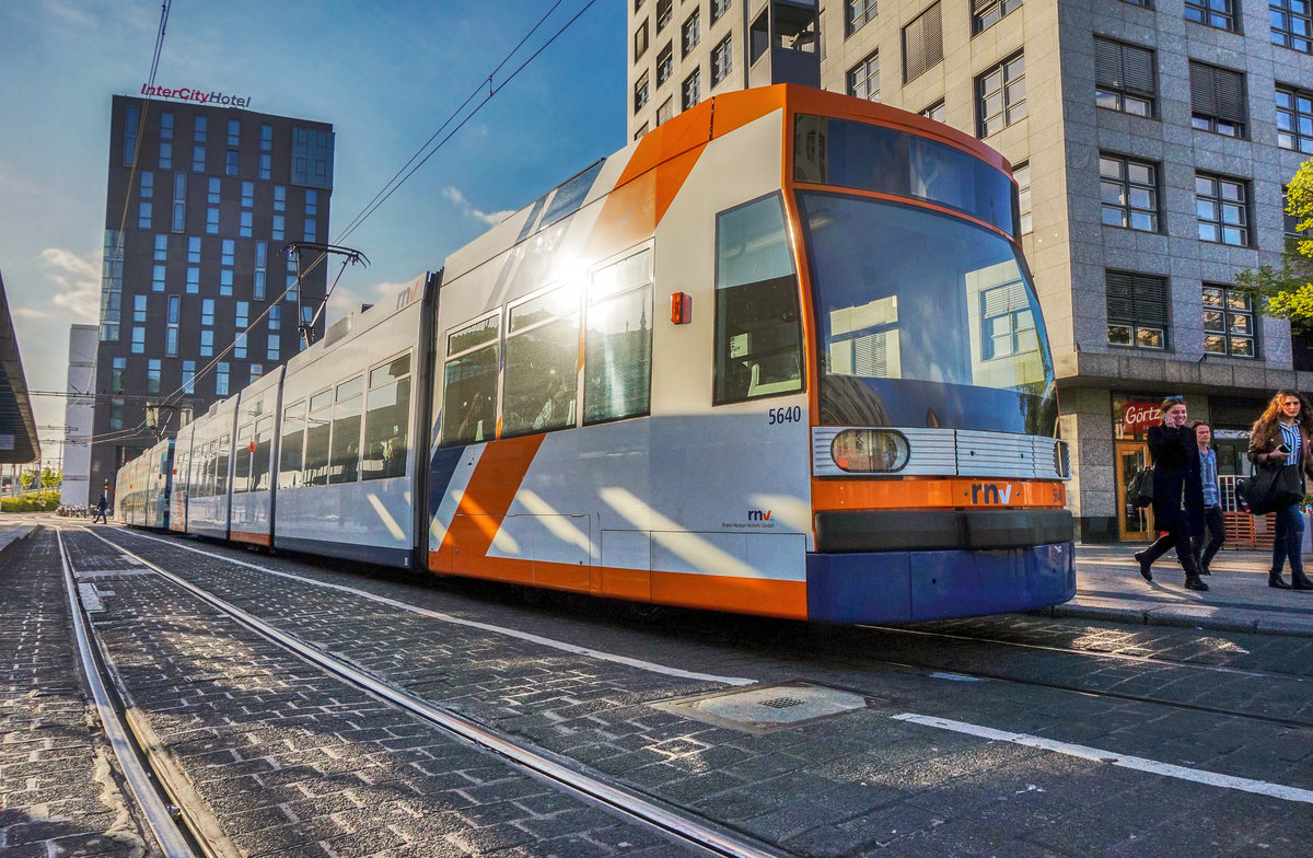 Der rnv-Tramwagen 5640, hält am 6.4.2017 in der Haltestelle Mannheim Hauptbahnhof.
Unterwegs war die Garnitur auf der Linie 2 (Feudenheim, Endstelle - Neckarstadt West).