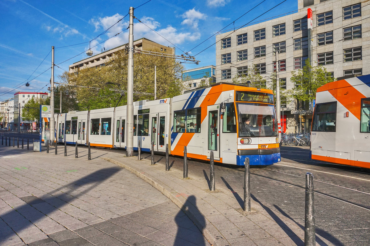 Der rnv-Tramwagen 5640, kreuzt kurz vor der Haltestelle Mannheim Hauptbahnhof den Tramwagen 5610.
5640 war unterwegs auf der Linie 2 (Feudenheim, Endstelle - Neckarstadt West).
5610 war unterwegs auf der Linie 5A (Mannheim, Abendakademie - Heddesheim, Bahnhof (RNV)).
Aufgenommen am 6.4.2017.