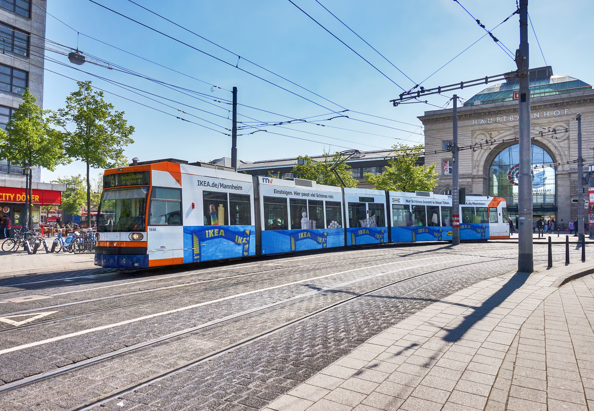 Der rnv-Tramwagen 5646, fährt nach der Haltestelle Mannheim Hauptbahnhof vorüber.
Unterwegs war die Garnitur auf der Linie 6 (Rheingönheim, Endstelle -
 Neuostheim, Endstelle).
Aufgenommen am 20.4.2017.